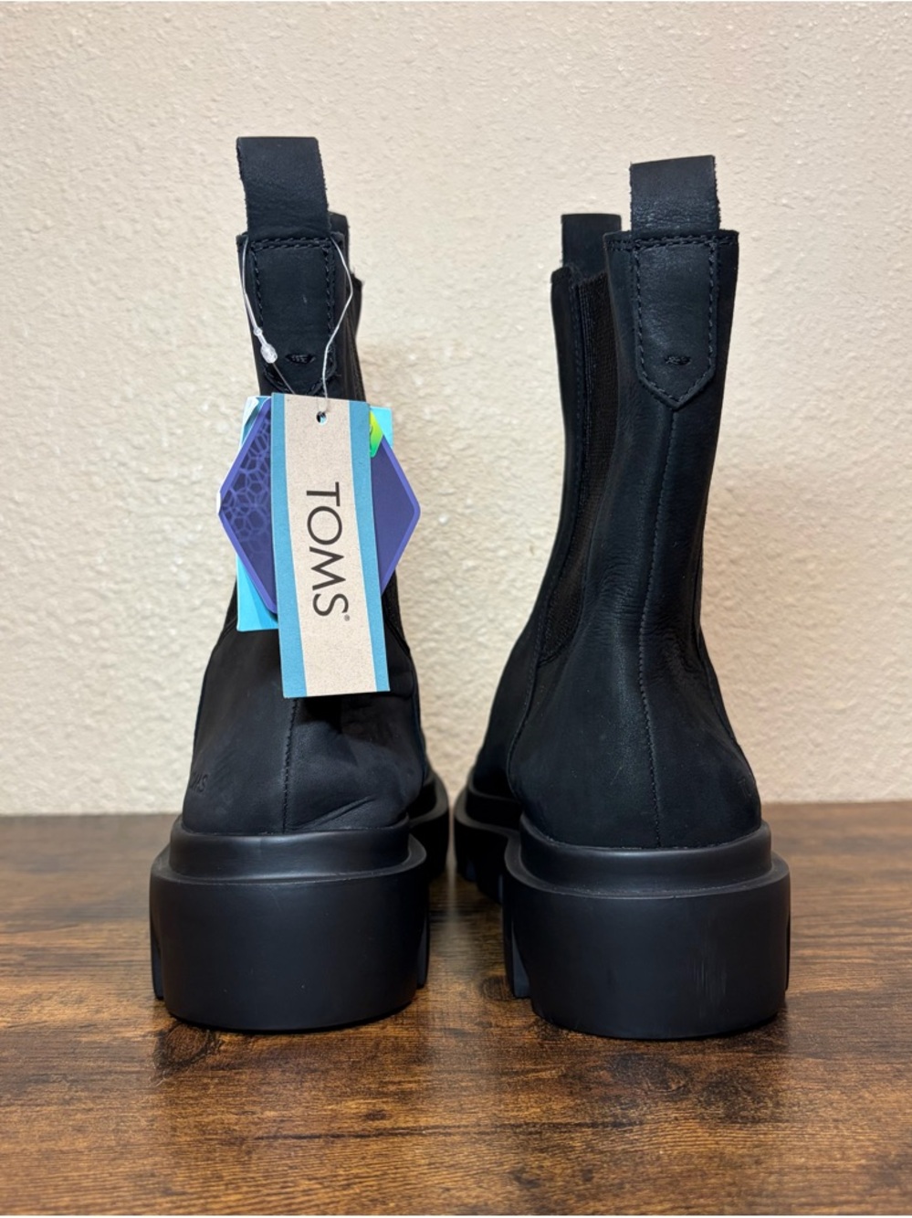 NWT TOMS Rowan Lug Sole Chelsea Boots Black Leather Water Resistant Women's 8 - Picture 5 of 8